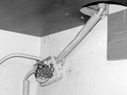 Nicht sachgerecht montierte Oberputzleitung mit Verteilerdose